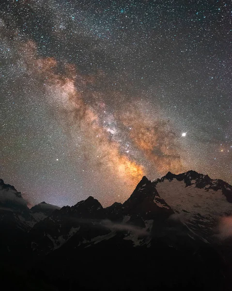 Cielo Nocturno Con Estrellas Vía Láctea Sobre Las Montañas Del — Foto de Stock