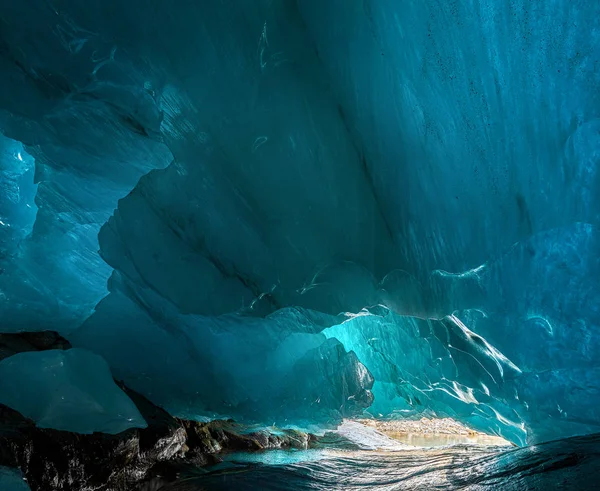 Unter Dem Eis Der Grotte Des Alibek Gletschers Dombay Kaukasus — Stockfoto