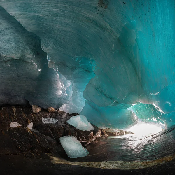Kafkasya Dombay Daki Alibek Buzulunun Altındaki Mağarada — Stok fotoğraf