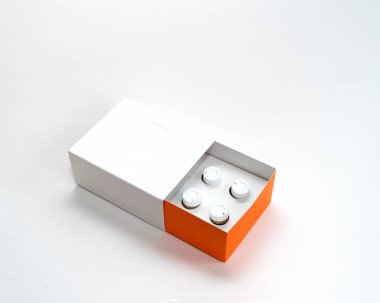 white box with jars inside with orange sideways on a white background