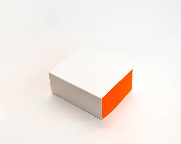 Fehér Doboz Narancssárga Oldalán Fehér Háttér — Stock Fotó