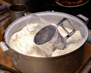 Evde un olan bir kasede un için mekanik elek.