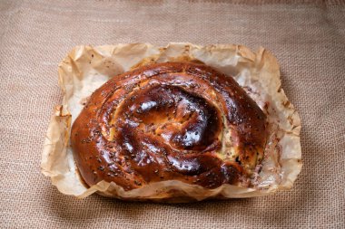 Pişirme kağıdında kızarmış kabuklu ev yapımı turta.