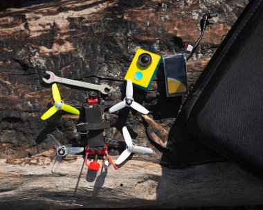 çok renkli bir yarış kuadrokopter drone 'u ve açık havada araçları var.