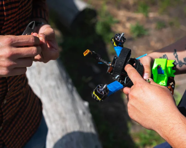 Course Quadrocopter Drone Dans Les Mains Homme Extérieur — Photo