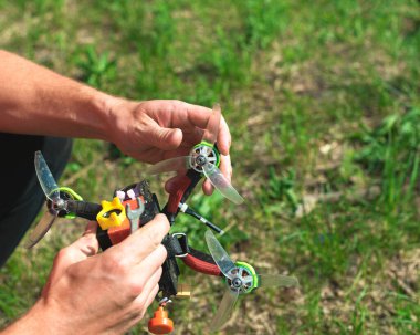 Adam uçmadan önce bir yarış aracını tamir eder ve ayarlar.