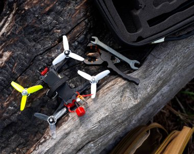 Ağaç gövdesinde aletleri olan çok renkli bir yarış aracı var.