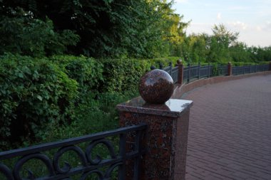 Yaz parkında taş patika. Yeşil şehir parkı. Rusya.