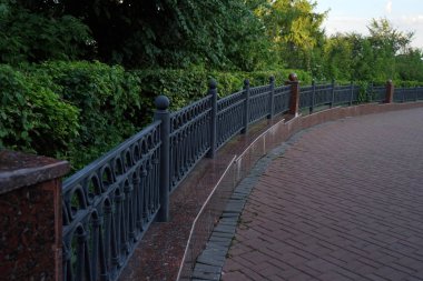 Yaz parkında taş patika. Yeşil şehir parkı. Rusya.