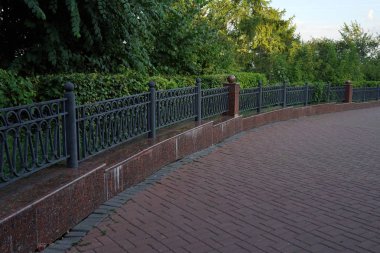 Yaz parkında taş patika. Yeşil şehir parkı. Rusya.