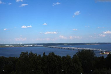 Güzel yaz manzarası. River View. Nehrin üzerindeki uzun köprü. Doğa. Rusya.           
