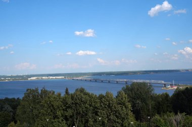 Güzel yaz manzarası. River View. Nehrin üzerindeki uzun köprü. Doğa. Rusya.           