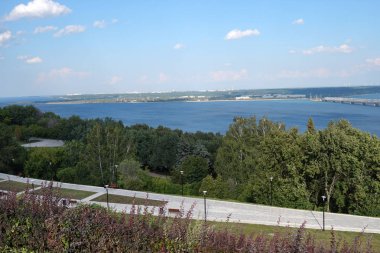 Güzel yaz manzarası. River View. Nehrin üzerindeki uzun köprü. Doğa. Rusya.           