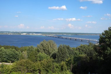 Güzel yaz manzarası. River View. Nehrin üzerindeki uzun köprü. Doğa. Rusya.           