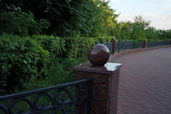 夏の公園の石の道 緑の都市公園ロシア — ストック写真