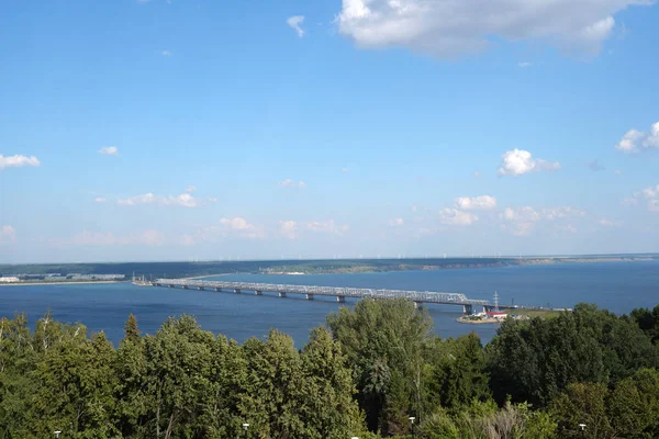 Hermoso Paisaje Verano Vista Río Largo Puente Sobre Río Naturaleza —  Fotos de Stock