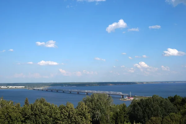 Güzel yaz manzarası. River View. Nehrin üzerindeki uzun köprü. Doğa. Rusya.           