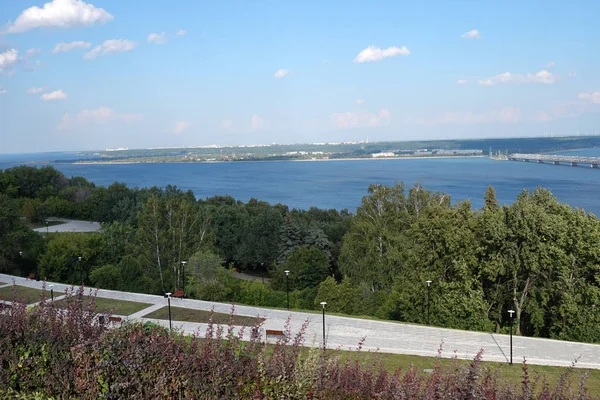 Prachtig Zomers Landschap Rivierzicht Lange Brug Rivier Natuur Rusland — Stockfoto