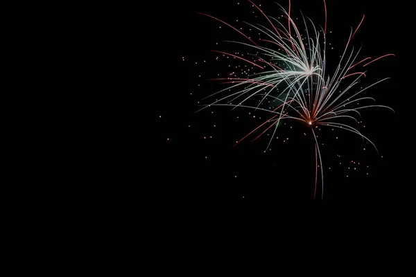 Fuegos artificiales sobre un fondo negro —  Fotos de Stock