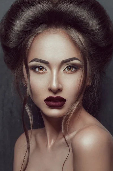 Портрет красивой готической девушки с потрясающим макияжем и прической — стоковое фото