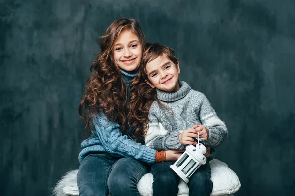 Kız ve erkek kardeşim sarılma 