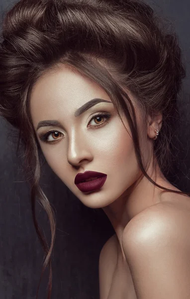 Portrait de belle fille brune avec des lèvres de marsala et coiffure impressionnante — Photo