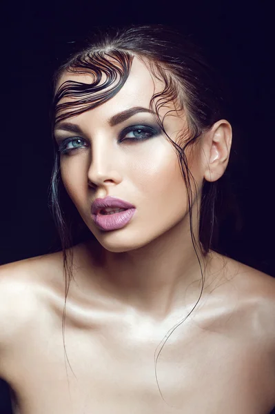 Beauty young girl with wet hair and bright makeup — Φωτογραφία Αρχείου