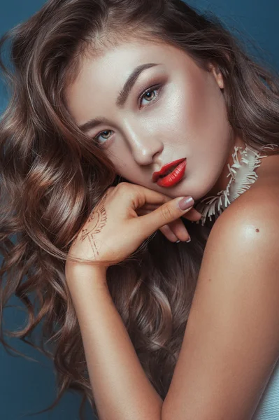 Beautiful girl with curly hair and red lips — Φωτογραφία Αρχείου