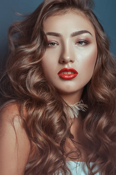 Красивая кавказская девушка с кудрявыми длинными волосами и роскошным макияжем — стоковое фото