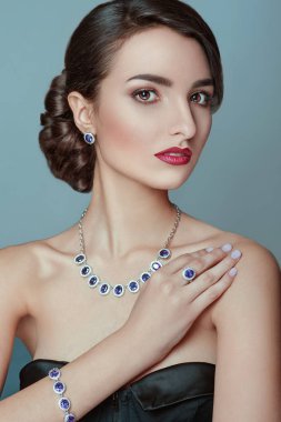 Takı ile model güzel portresi. Esmer kız. Mükemmel makyaj. Güzellik tarzı kadın aksesuarları ile.