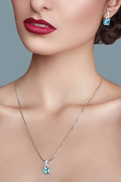 Takı ile zarif şık kadın. Topaz kolye ile güzel bir kadın. Takı ve aksesuar. Moda ve Güzellik Salonu. Mükemmel dudak makyaj.