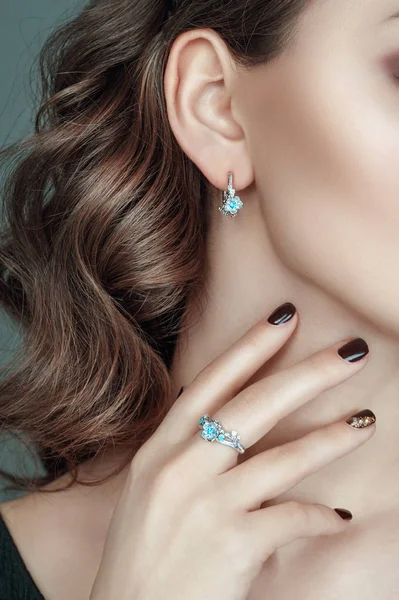 Closeup πορτρέτο του αυτιού με το χέρι και όμορφα κοσμήματα σε αυτό. Σετ σκουλαρίκια και δαχτυλίδι με Ημιπολύτιμες κοσμήματα. — Φωτογραφία Αρχείου