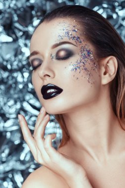 Noel arka plan üzerinde parıldayan makyaj akşam ile hassas güzel ve genç birbayan. insanlar, güzellik, moda, kozmetik, tatil ve büyü