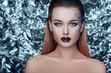 Noel arka plan kamera seyir üzerinde parıldayan makyaj akşam ile güzel ve genç birbayan.