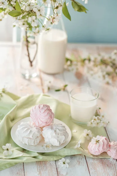 Rus marshmallow ile şişe ve bardak süt ahşap arka plan üzerinde. Bahar kompozisyon.