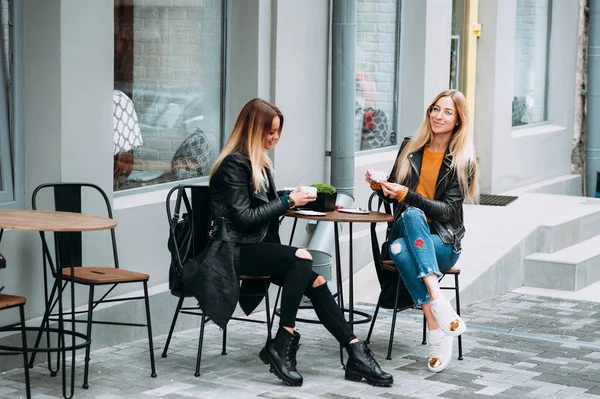 Kahve içme ve nice restoranda açık dedikodu iki güzel genç kadın. Büyük ve geri kalan harcama zaman arkadaşlarım ile rahatlatıcı yürüyüş için güneşli havalar 