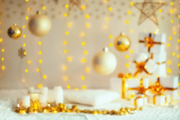 Noel dekorasyon kompozisyon bulanık. Noel hediyeleri altın şerit, yastık, örgü battaniye, Noel topları ve rahat ev yıldızlara. Yeni yıl kutlama. 