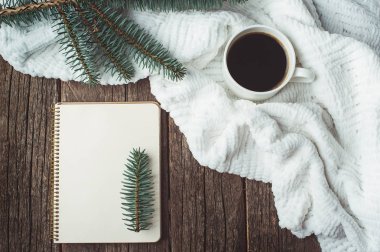 Kış ve sonbahar kompozisyon. Üstten Görünüm vintage defter ile çam ağacı ve kalem, fincan kahve ve örme beyaz ekose ya da eşarp ile dekore edilmiştir. Planları ve dilek Noel tatili üzerinde yazmak