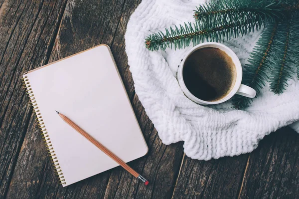 Kış ve sonbahar kompozisyon. Üstten Görünüm vintage defter ile çam ağacı ve kalem, fincan kahve ve örme beyaz ekose ya da eşarp ile dekore edilmiştir. Planları ve dilek Noel tatili üzerinde yazmak