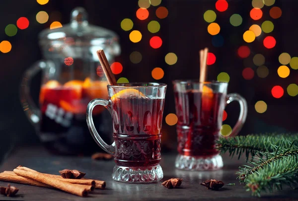 Vin chaud traditionnel d'hiver en verre vintage et ornement de Noël sur fond de lumières, mise au point sélective et image tonique. Sangria sur la table de vacances. Célébration thanksgiving avec cocktail épicé — Photo