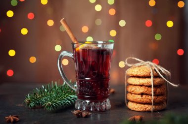 Kırmızı mulled şarap veya sangria ve zencefilli kurabiye ile Kupası 