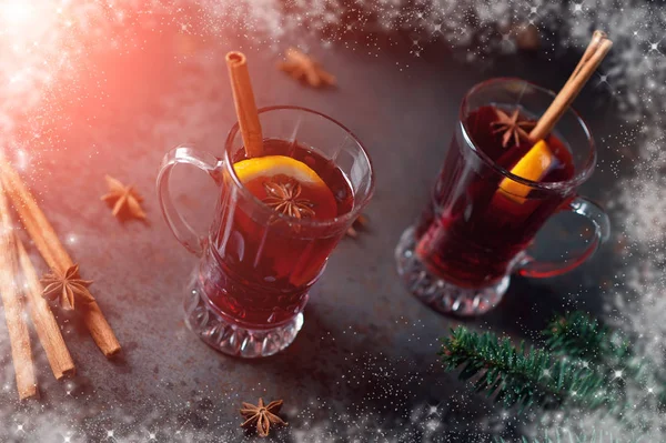 Vin chaud traditionnel d'hiver en verre vintage et arbre de Noël sur fond ancien décoré d'étoiles d'anis cannelle et cadre de neige Boisson de vacances Célébration de l'alcool Automne Cocktail Texture Concept . — Photo