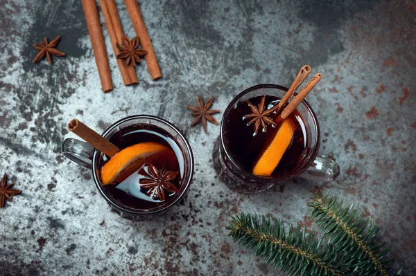 Vin chaud traditionnel d'hiver en verre vintage et Noël ou — Photo