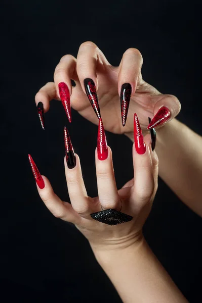 Tatil halloween veya yeni yıl tırnak sanat tasarım fikirleri. Güzellik moda eller Trendy şık renkli manikür. Siyah kırmızı üzerine siyah izole rhinestones nailpolish ile.