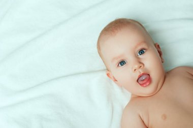 gülümseyen ve yumuşak battaniye yatak odasında yatan süre rahatlatıcı bebek... İnsanlar yaşam tarzı aile çocukları Tekstil aşk kavramları.