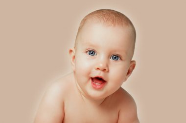 Yeni doğan bebek üzerinde gülümseyen yakın çekim portre bej arka plan izole. İnsanlar yaşam tarzı aile çocukları duygular kavramı. Tatlı bebek yatak cam için arıyorsunuz.