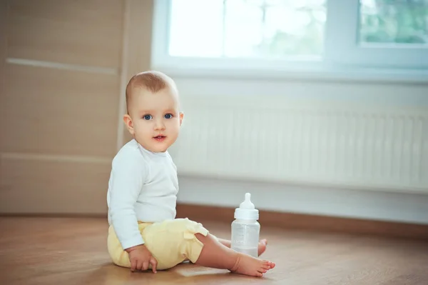 Очаровательный Маленький Ребенок Сидит Спальне Полу Бутылкой Молока Воды Смеется — стоковое фото