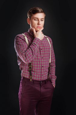 Vintage gömlek papyon siyah arka plan ayakta iken el çene altında tutarak saç modeli ile düşünceli ciddi akıllı bilimsel adam portresi. Duygular insanlar eğitim iş moda kavramı