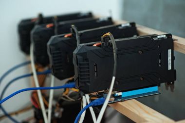 Ev grafik ekran kartları e-para için çalışma yaptı. Bilgisayar Bitcoin ve cryptocurrency sanal araştırma için. Kripto çiftlik.