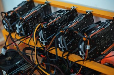 Ev grafik ekran kartları e-para için çalışma yaptı. Bilgisayar Bitcoin ve cryptocurrency sanal araştırma için. Kripto çiftlik.